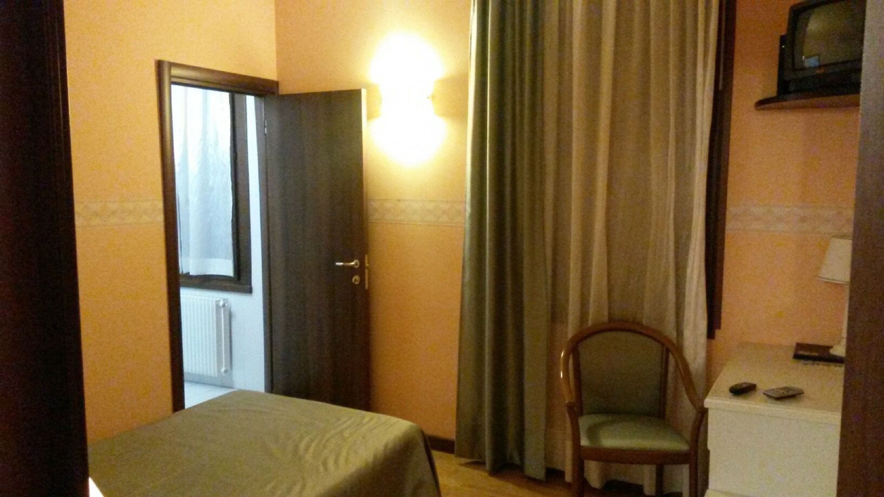 single room | in-room safe, desk, soundproofing, free wifi