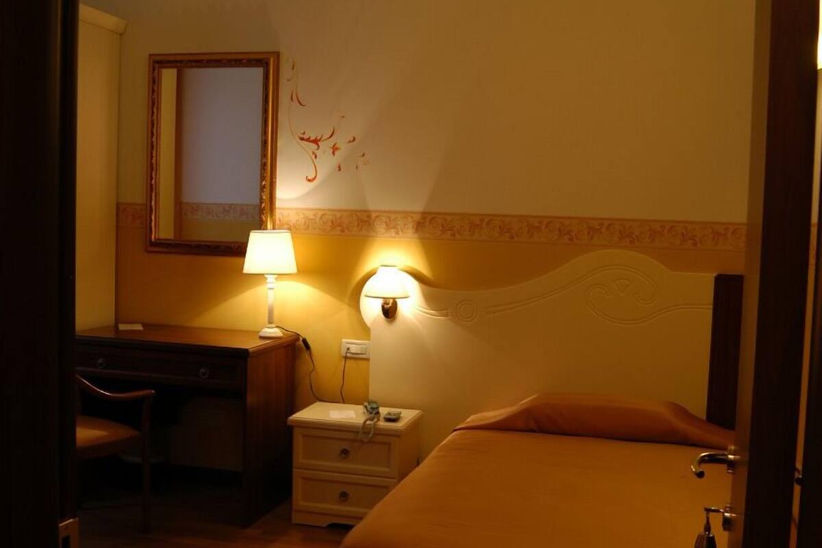 single room | in-room safe, desk, soundproofing, free wifi