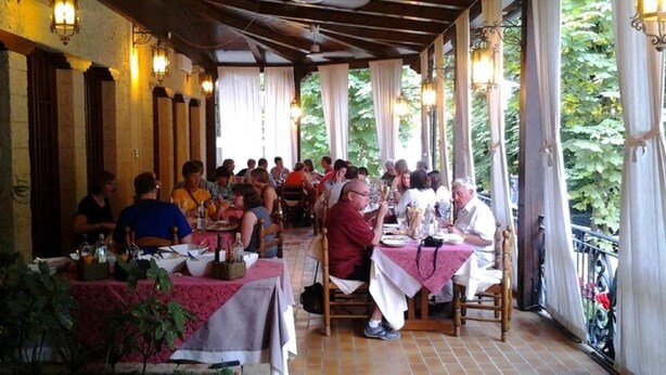 Melayani makan malam 