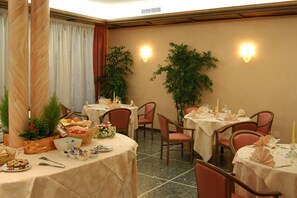 Free daily buffet breakfast - Albergo Ristorante Flora (Vittorio Veneto)