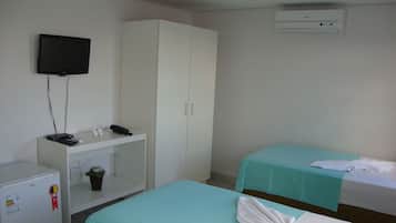 Quarto duplo, 2 camas de solteiro | Frigobar, ferros/tábuas de passar roupa, Wi-Fi de cortesia