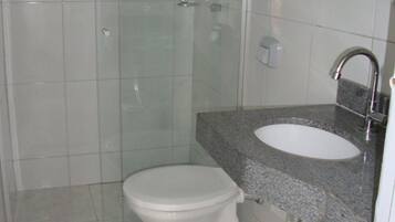 Een douche, handdoeken