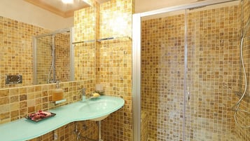 Gratis toiletartikelen, een haardroger, pantoffels, een bidet