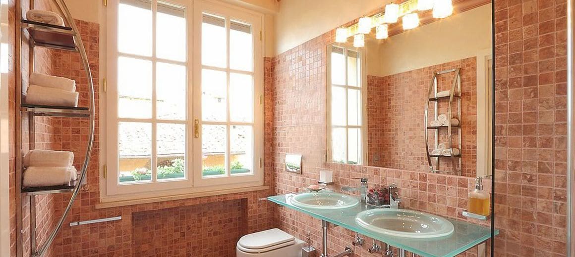 Gratis toiletartikelen, een haardroger, pantoffels, een bidet