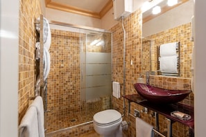 Quarto casal, vista para a cidade | Banheiro | Produtos de toalete grátis, secador de cabelo, chinelos, bidê
