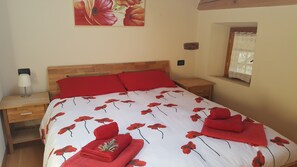 2 bedrooms, desk, iron/ironing board, free WiFi