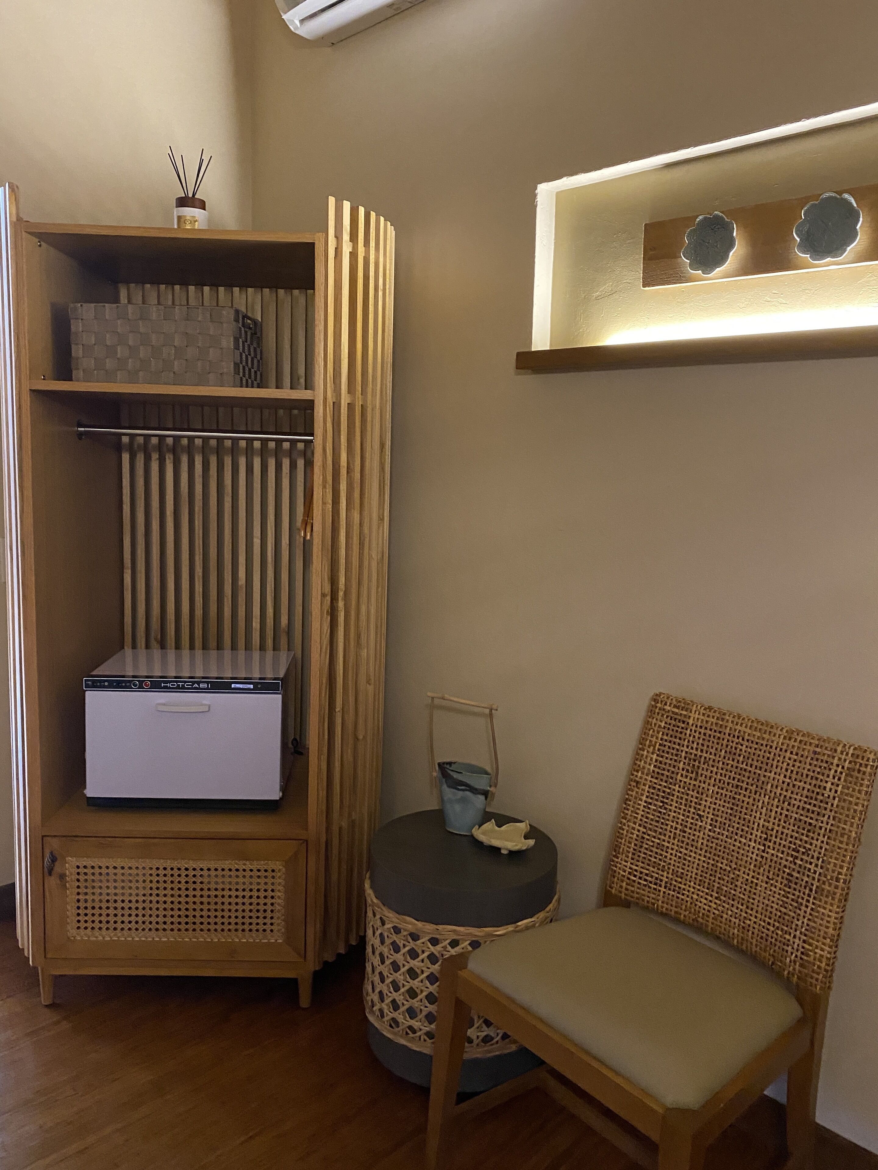 couples treatment room(s), sauna, hot tub, deep-tissue massages