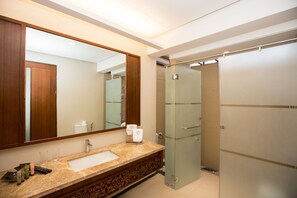 Free toiletries, bathrobes, bidet, towels