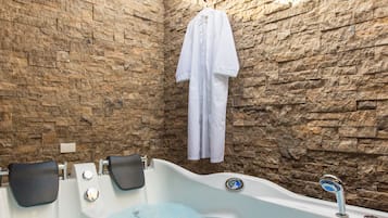 Jetted bathtub