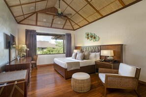 Minibar, coffres-forts dans les chambres, bureau