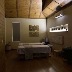 Couples treatment room(s), sauna, hot tub, deep-tissue massages
