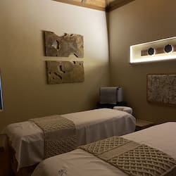 Couples treatment room(s), sauna, hot tub, deep-tissue massages