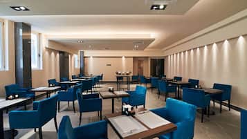 Café da manhã com buffet grátis todos os dias