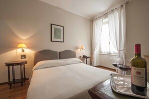 Escritorio, cunas, wifi gratis y ropa de cama 