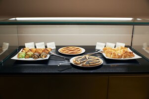 Café da manhã com buffet grátis todos os dias