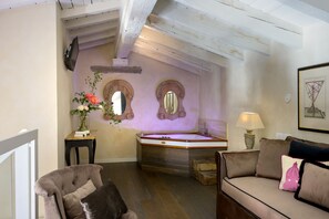 Classic-Suite, Whirlpool | Wohnbereich | Flachbildfernseher