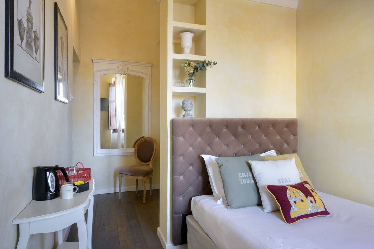 Quarto solteiro | Cofres nos quartos, quartos à prova de som