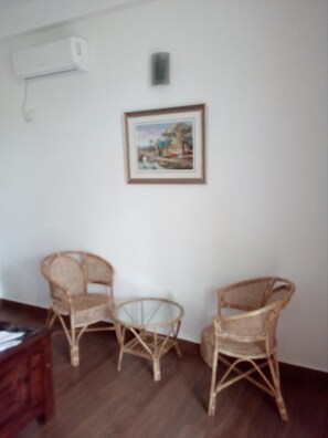 Flat-screen TV - River edge Bungalow (Rattota)