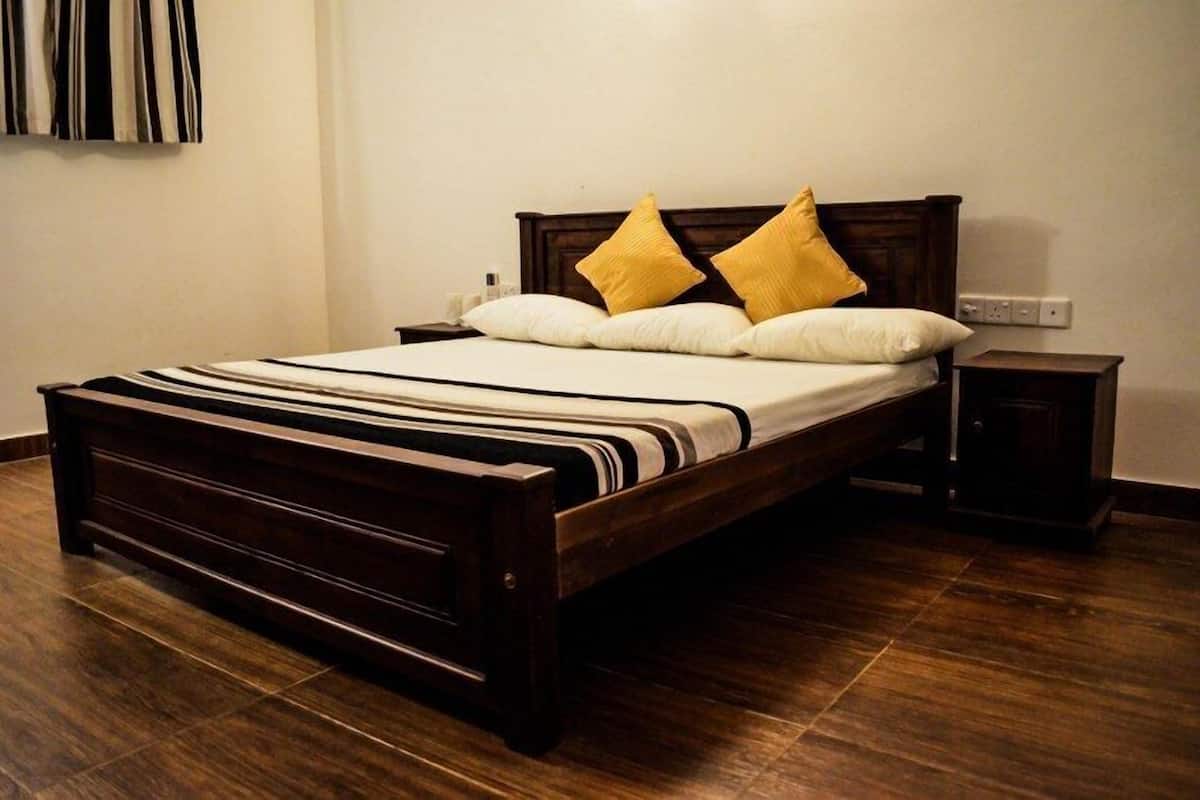Habitación económica doble de uso individual, 1 cama de matrimonio grande, vistas al río | 1 dormitorio, ropa de cama de alta calidad, minibar