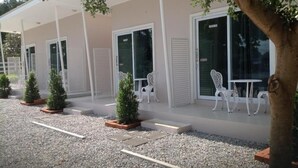 Un bâtiment comprenant plusieurs pièces, chacune dotée d’une porte en verre et de meubles blancs.