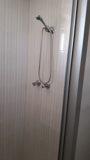 Quadruple Room | Bathroom shower - Tropicana Hotel (St. Julian's)