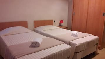Habitación estándar con 2 camas individuales, balcón | Wifi gratis y ropa de cama