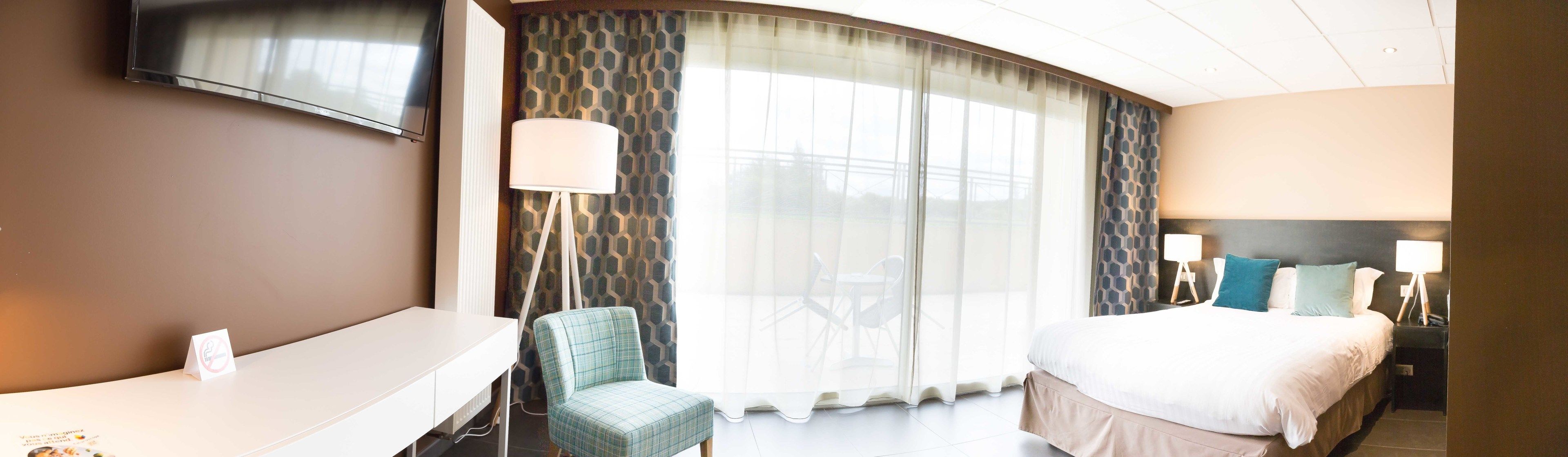 double room, 1 double bed | 1 bedroom, in-room safe, desk, blackout curtains