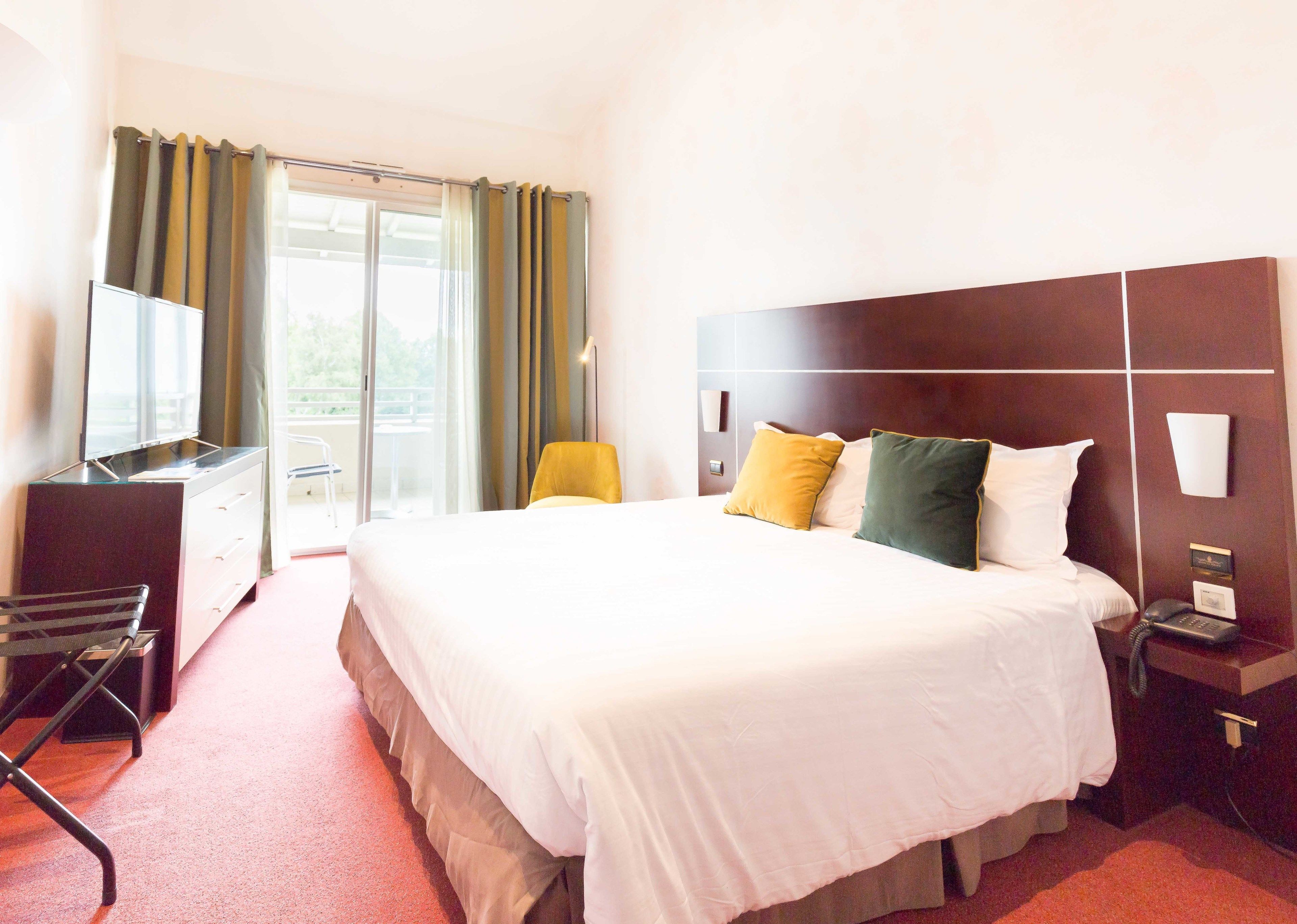 Een kluis op de kamer, een bureau, verduisterende gordijnen