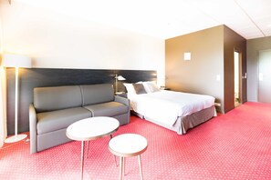 Suite junior | Caja fuerte, escritorio, cortinas opacas y cunas gratuitas