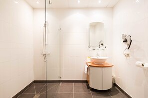 Amenidades de baño gratuitas, secadora de cabello, toallas 