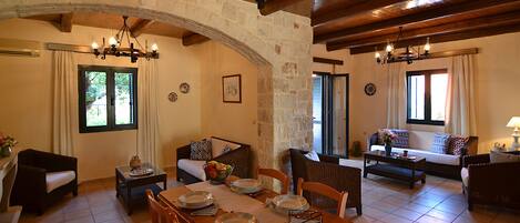 别墅, 2 间卧室 (Chistina II) | 起居区 | 32-英寸电视 (配备卫星频道)、DVD 播放器