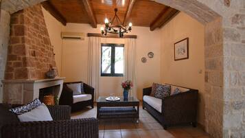 Villa, 2 soverom (Chistina II) | Oppholdsrom | En 32-tommers TV med Parabol-TV samt DVD-spiller