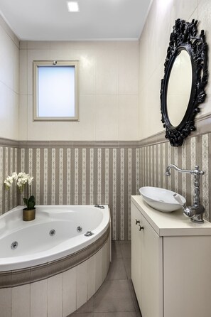 Apartment, 1 Bedroom | Bathroom | Free toiletries, hair dryer, towels, soap - Hotel Jaffa 60 - Jonathan Hotel Chain (Jerusalem)
