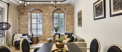 Suíte luxo, 2 quartos | Área de estar | TV de tela plana