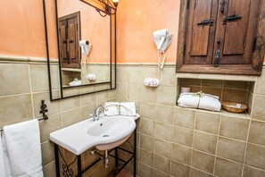 Dusche, kostenlose Toilettenartikel, Haartrockner, Handtücher