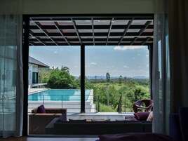 Decoración personalizada, muebles diferentes y cortinas blackout 
