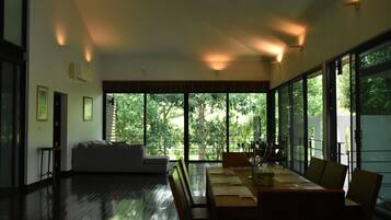 3 Bedrooms Villa | In-room dining