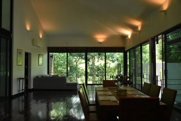 3 Bedrooms Villa | In-room dining