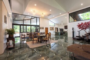 8 Bedrooms Pool Villa  | 객실 내 식사 공간