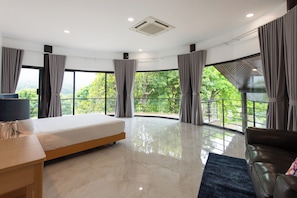 Decoración personalizada, muebles diferentes y cortinas blackout