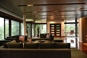 8 Bedrooms Pool Villa  | 거실 공간 | LCD TV