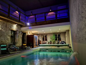 Una piscina techada, camas de piscina gratis, sombrillas