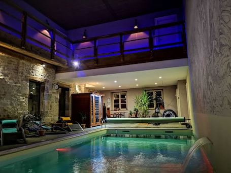 Indoor pool, free cabanas, pool umbrellas. Le Relais des Deux Tours