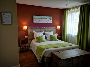 Ropa de cama de alta calidad, minibar y decoración personalizada 