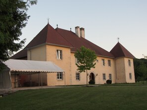 Vista frontal de la propiedad