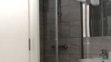 Phòng đôi, phòng tắm riêng | Phòng tắm | Buồng tắm vòi sen, đồ dùng nhà tắm miễn phí, máy sấy tóc, khăn tắm