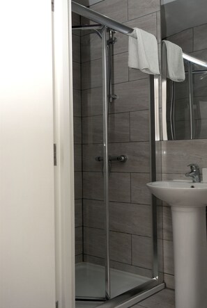 Habitación doble, baño privado | Baño | Regadera, amenidades de baño gratuitas, secadora de cabello, toallas 