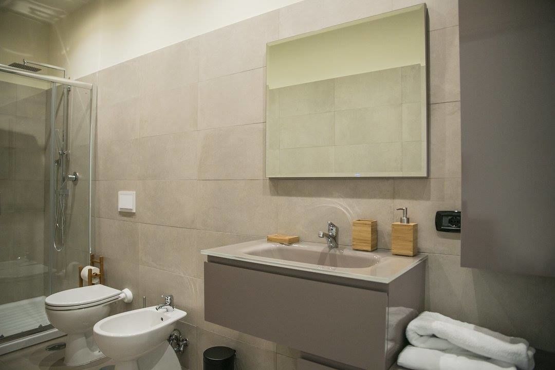 Dusche, kostenlose Toilettenartikel, Haartrockner, Bidet
