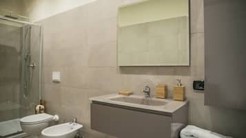 Dusche, kostenlose Toilettenartikel, Haartrockner, Bidet