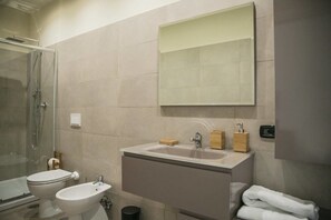Shower, free toiletries, hair dryer, bidet - Al Tartarughino B&B (Cercola)